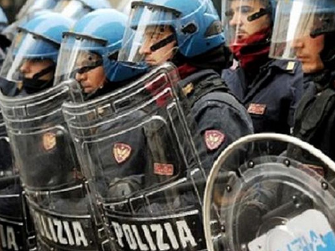 polizia guerriglia reparto mobile