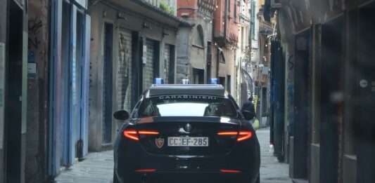 Genova, giovane trovato morto in casa: indagini in corso carabinieri centro storico