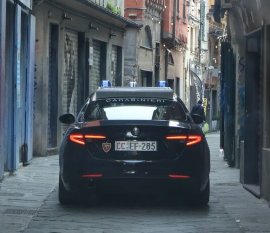 Genova, follia nel centro storico: armato di mannaia semina il panico carabinieri centro storico