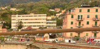 Genova, camion va a sbattere e rimane in bilico sul Polcevera: strada chiusa