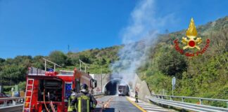 Autostrade, mezzo in fiamme in A12: tratto chiuso in entrambe le direzioni autostrada A12 incendio galleria