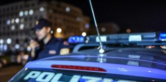 Genova, aggredisce poliziotti con una spranga di ferro, arrestato auto Polizia notte