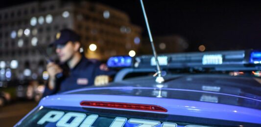 Pegli, sfonda la porta di un minimarket e fugge con la cassa, arrestato auto Polizia notte