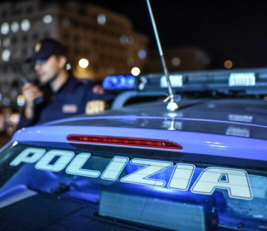 Genova, paura a Pegli: semina il panico in un negozio e aggredisce due persone, arrestato auto Polizia notte