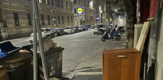 Genova, rifiuti ingombranti abbandonati a Marassi: è ancora polemica