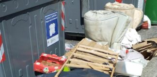 Genova, rifiuti ingombranti in strada al Lagaccio: montano le polemiche Rifiuti ingombranti abbandonati Lagaccio