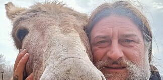 Elezioni Genova, Loconte ritira la candidatura a sindaco con le zappe rotte Marco Loconte contadino