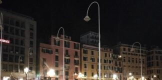 Genova, niente panchine in piazza Caricamento ma non mancano le sedute piazza Caricamento aiuole