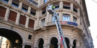 Genova, cadono calcinacci da un palazzo a De Ferrari vigili del fuoco calcinacci De Ferrari