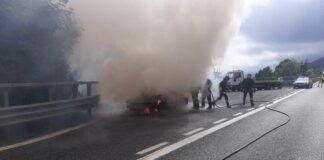 Autostrade, auto a fuoco in A12: soccorsi sul posto, tratto chiuso Auto a fuoco A10