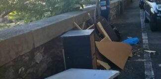 Genova, rifiuti ingombranti abbandonati a Marassi: spunta anche una vasca da bagno Rifiuti ingombranti abbandonati Marassi