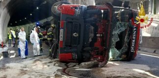 Camion ribaltato sull’autostrada A10, traffico nel caos camion ribaltato autostrada A10 25 maggio 2025