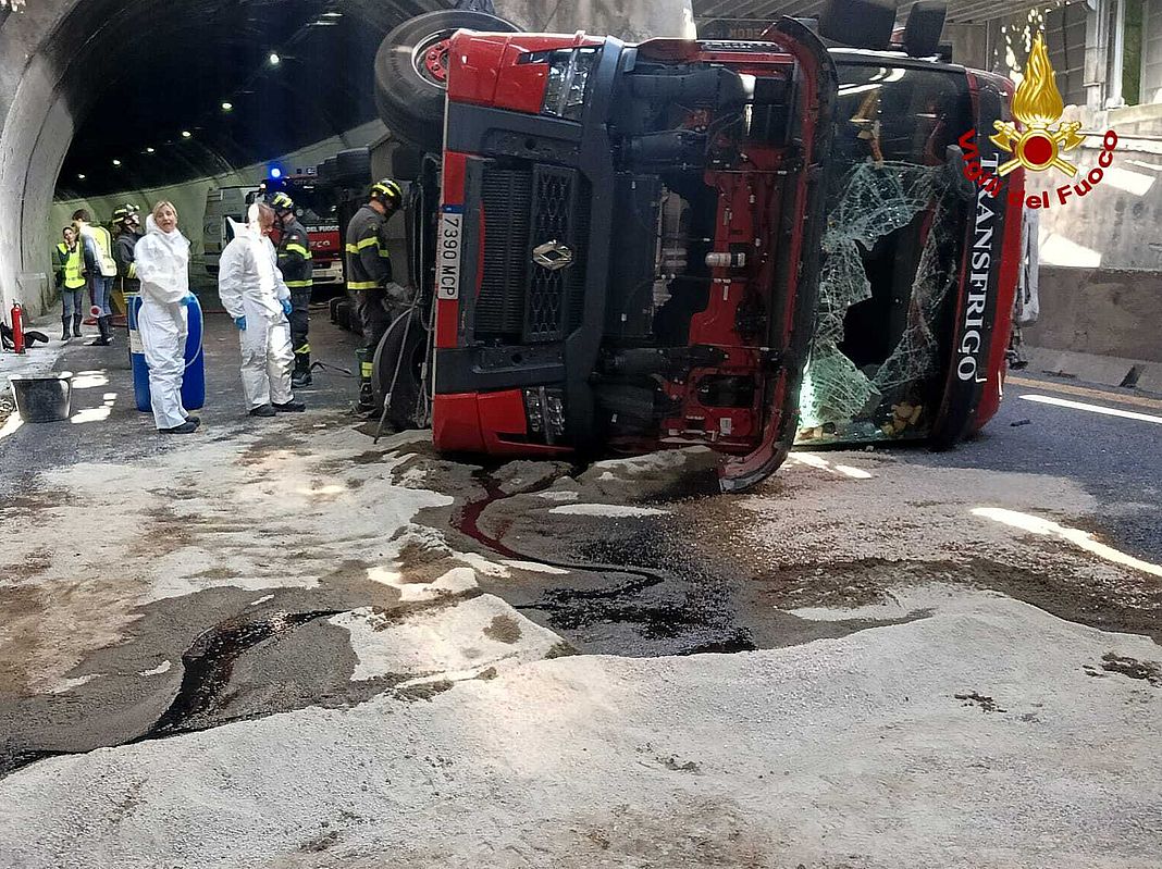 camion ribaltato autostrada A10 25 maggio 2025