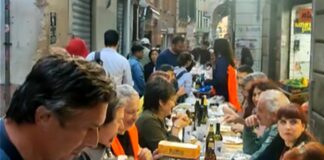Genova, migliaia di persone alla Cena Condivisa