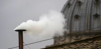 Fumata bianca, eletto il nuovo Papa, è l’americano Prevos fumata bianca Papa Roma