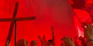 Genova, in centro il funerale goliardico per la Sampdoria in Serie C funerale Sampdoria 18 maggio 2025