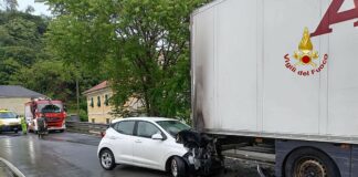 Genova, auto si schianta contro camion e prende fuoco incidente via Lungotorrente secca 6 maggio 2025