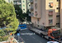 Marassi, viale Bracelli bloccato dalla gru per la demolizione dell’asilo Camoscio Marassi viale Bracelli gru bloccata