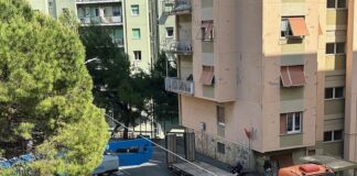 Marassi, viale Bracelli bloccato dalla gru per la demolizione dell’asilo Camoscio Marassi viale Bracelli gru bloccata
