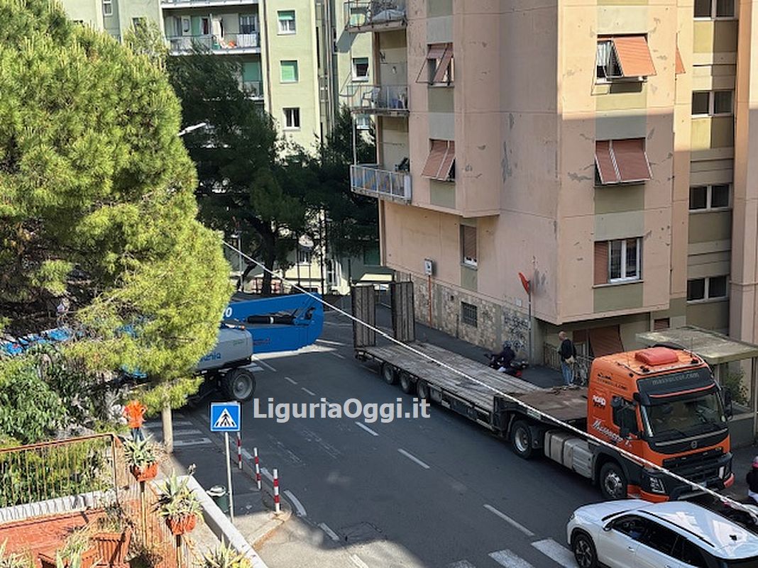 Marassi viale Bracelli gru bloccata