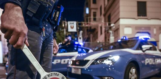 Genova, polizia scopre banda organizzata nel traffico di clandestini, 10 arresti Polizia notte auto