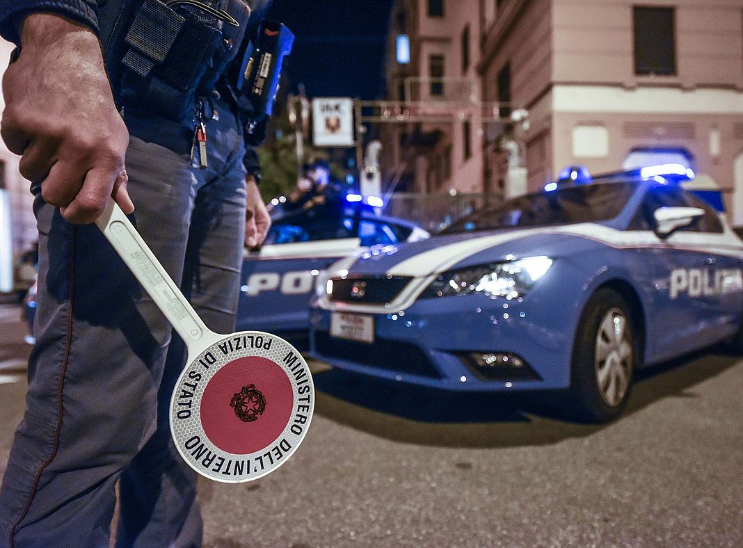 Polizia notte auto