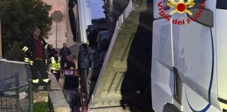 Quezzi, camion incastrato dalla scorsa notte in salita Costa dei Ratti Quezzi camion incastrato Costa dei Ratti 1 maggio 2025