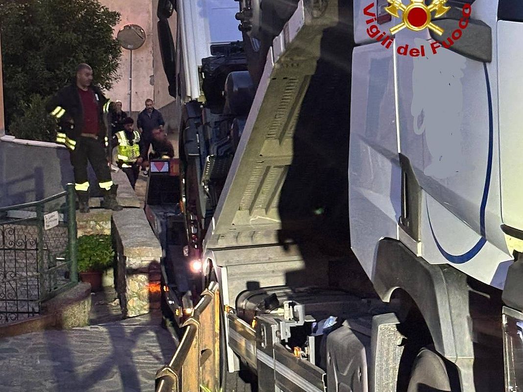 Quezzi camion incastrato Costa dei Ratti 1 maggio 2025