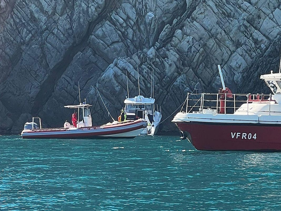 vigili del fuoco barca contro scogli Punta Mesco