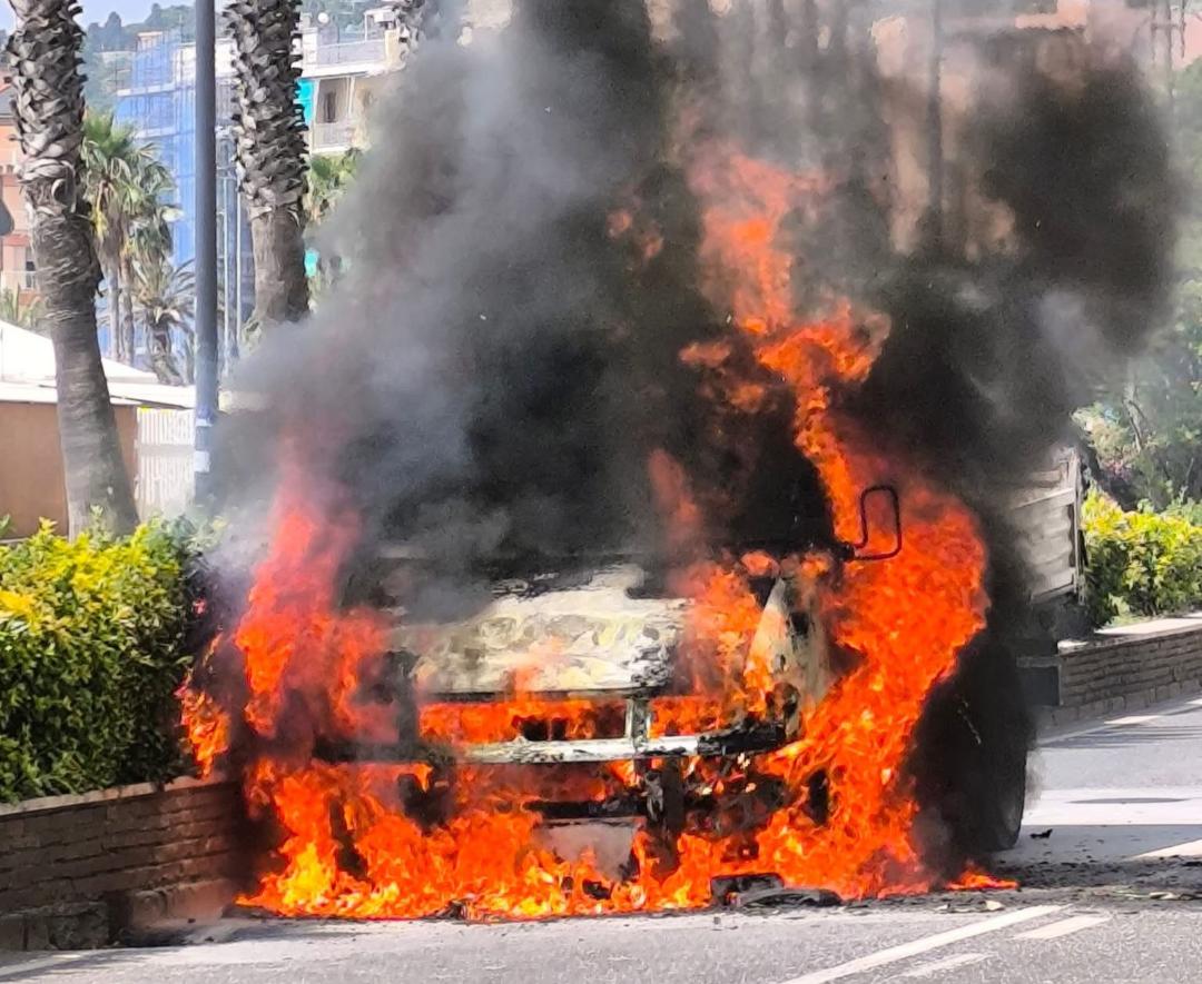 Camioncino a fuoco Cogoleto