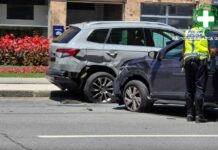Genova, perde il controllo dell’auto in pieno centro e fa strage di veicoli parcheggiati