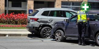 Genova, perde il controllo dell’auto in pieno centro e fa strage di veicoli parcheggiati