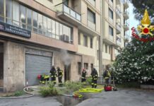 Genova, esce fumo da un palazzo a Sampierdarena: intervento dei vigili del fuoco Intervento vigili del fuoco Sampierdarena