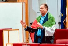 Gaza, Pastorino in consiglio con bandiera palestinese: è genocidio Gianni Pastorino bandiera Palestinese, Gaza, Regione Liguria