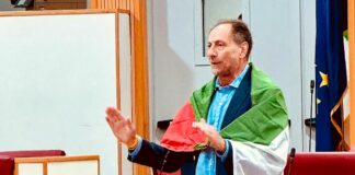 Gaza, Pastorino in consiglio con bandiera palestinese: è genocidio Gianni Pastorino bandiera Palestinese, Gaza, Regione Liguria