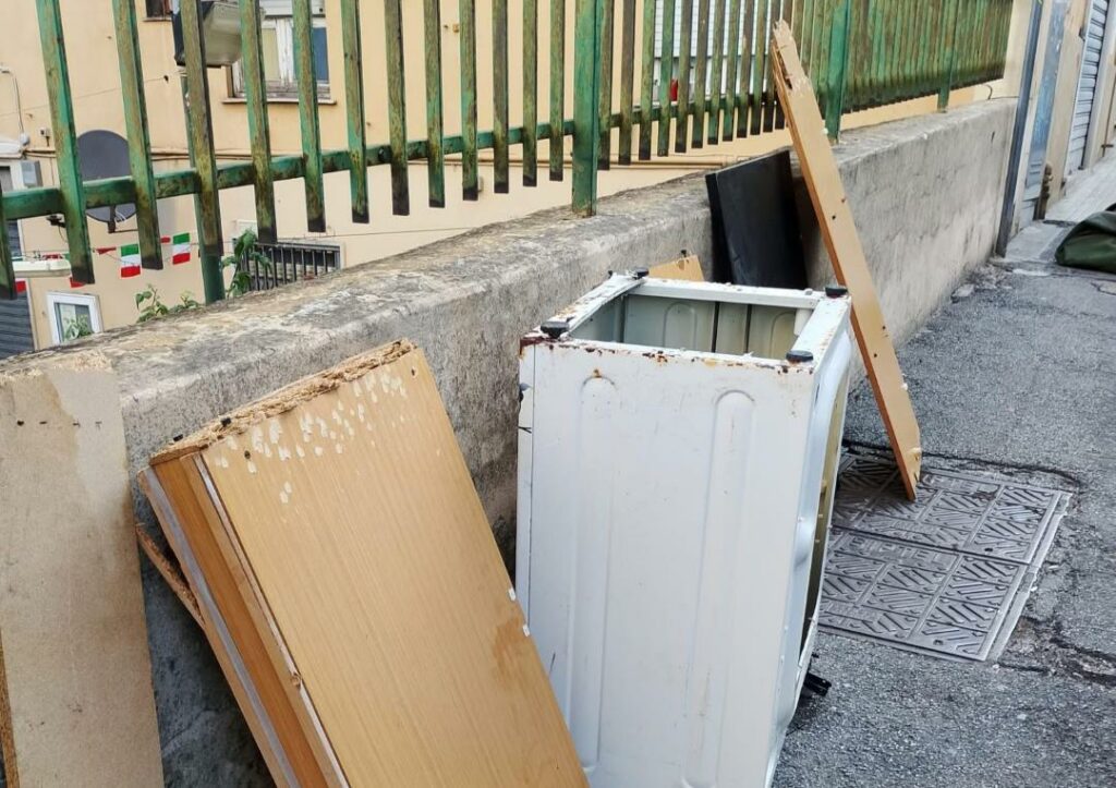 Rifiuti ingombranti abbandonati Sampierdarena