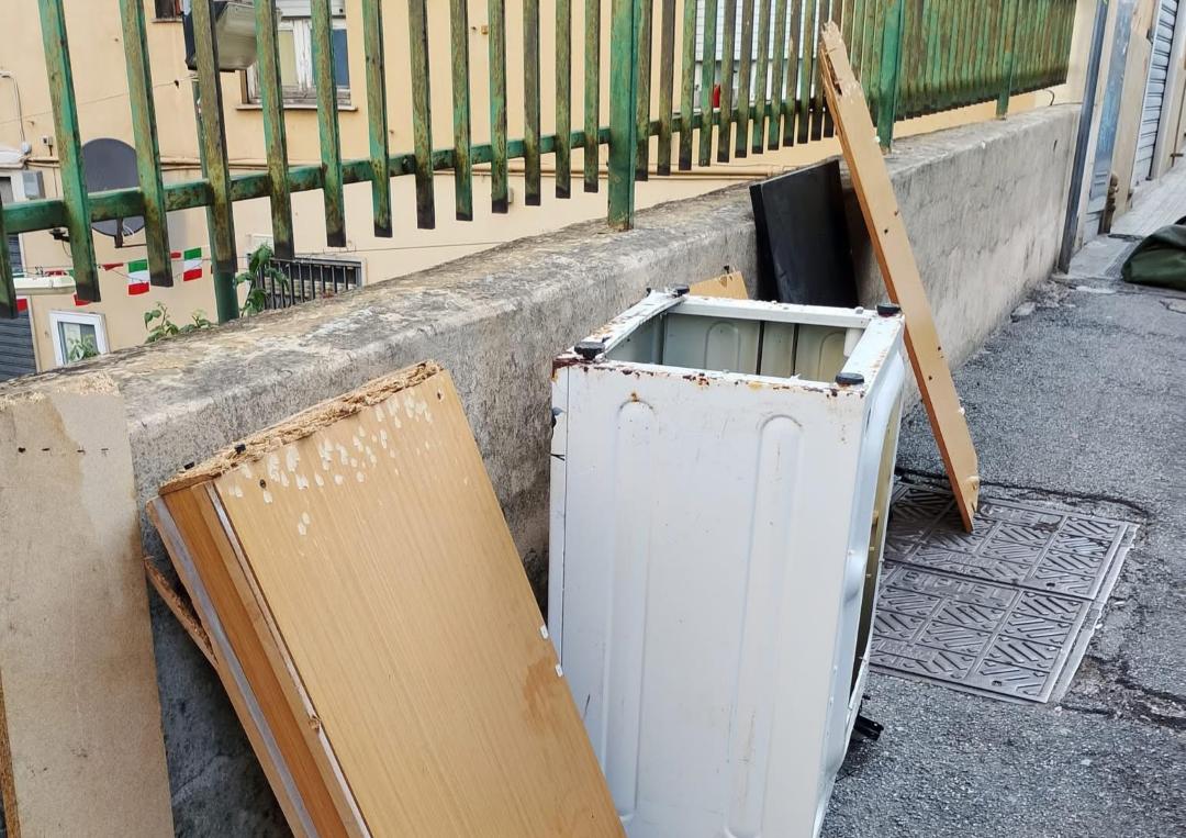 Rifiuti ingombranti abbandonati Sampierdarena