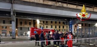 Genova, per scappare dagli agenti si getta in mare e finisce all’ospedale