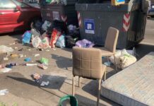 Genova, rifiuti ingombranti abbandonati a Sampierdarena: è polemica abbandono rifiuti ingombranti Sampierdarena