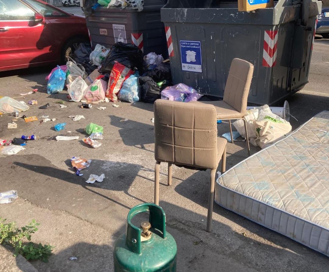 abbandono rifiuti ingombranti Sampierdarena