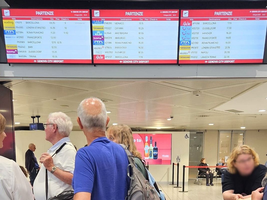 Aeroporto di Genova tabelloni partenze arrivi