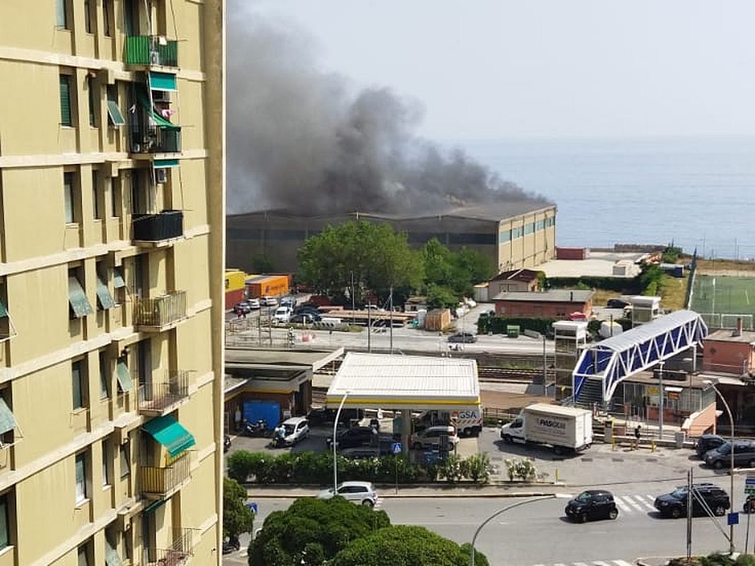 incendio cantieri Costaguta Voltri 12 giugno 2025