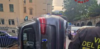 Rapallo, auto ribaltata e automobilista salvato dai Vigili del Fuoco Rapallo auto ribaltata 2 giugno 2025