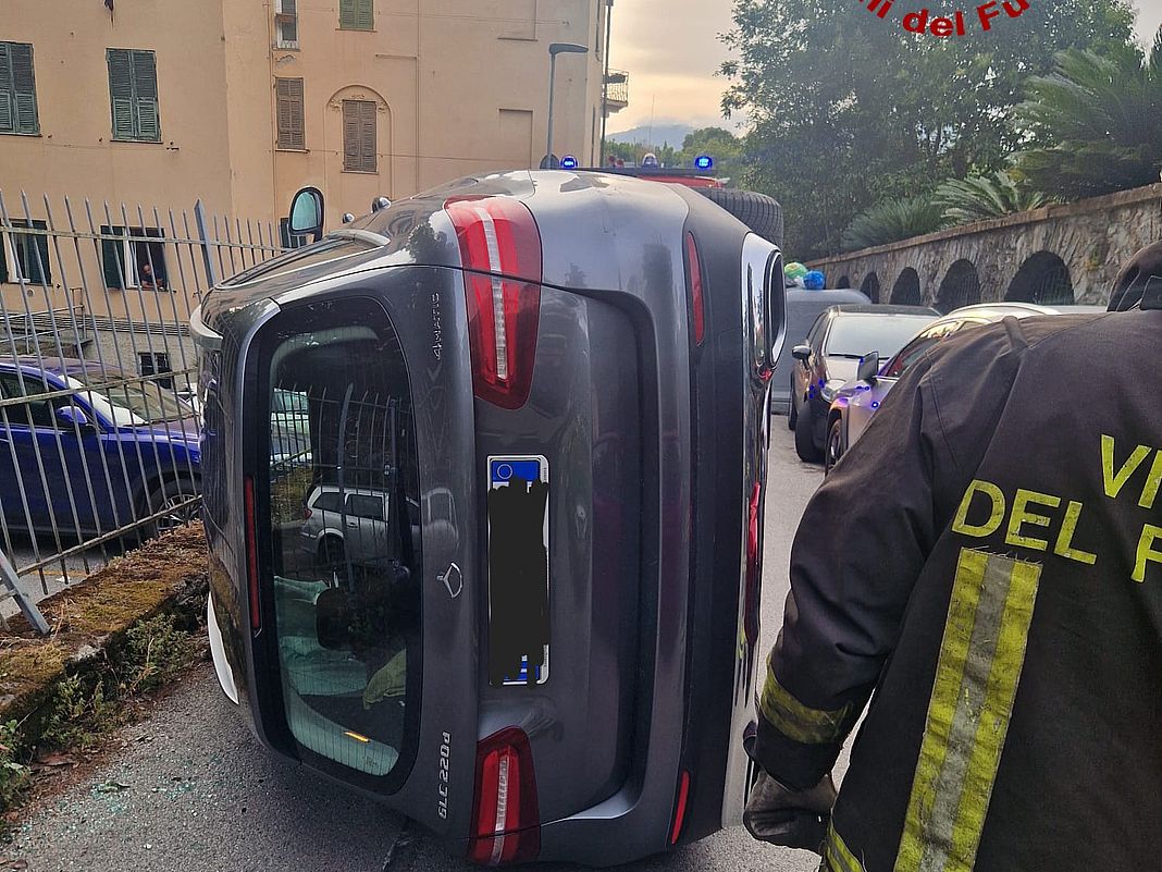 Rapallo auto ribaltata 2 giugno 2025