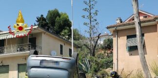 San Lorenzo al Mare, auto ribaltata, illeso il conducente San Lorenzo auto capottata