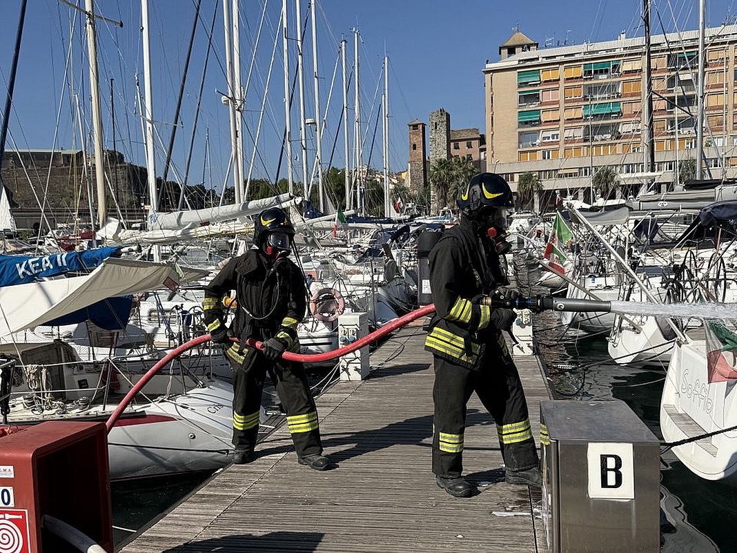 Savona vecchia Darsena esercitazione vigili fuoco
