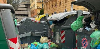 Genova, bidoni traboccanti, Amiu invita a differenziare di più spazzatura rifiuti bidoni pieni Genova
