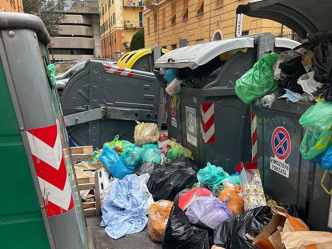 spazzatura rifiuti bidoni pieni Genova