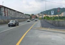 Genova, dopo i lavori l’angolo dell’aiuola finisce in mezzo alla strada, è polemica