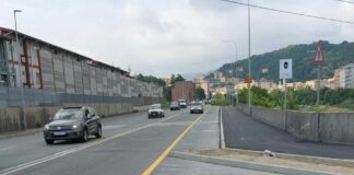 Genova, dopo i lavori l’angolo dell’aiuola finisce in mezzo alla strada, è polemica